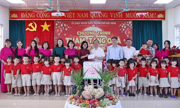Đồng chí Trần Văn Tuấn và Đoàn công tác tặng quà cho cô và trò Trường Mầm non Yên Phong số 3.