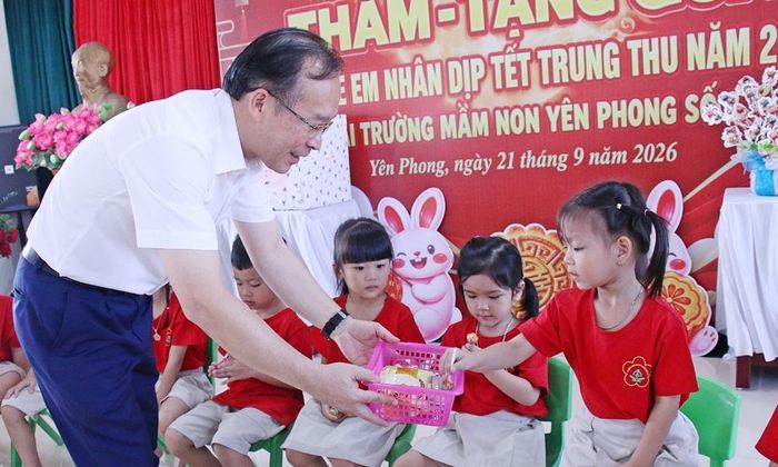Đồng chí Trần Văn Tuấn trao quà cho các cháu thiếu nhi Trường Mầm non Yên Phong số 3.