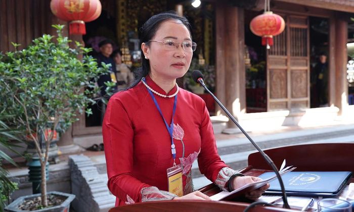  Đồng chí Đỗ Thị Hương, Phó Chủ tịch Thường trực UBND phường Việt Yên trình bày diễn văn tưởng niệm.  
