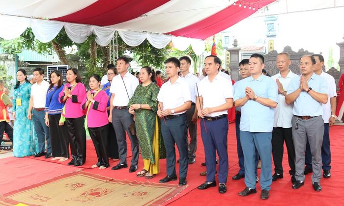  Đoàn đại biểu các phường Đông Kinh, Kỳ Lừa (tỉnh Lạng Sơn) dâng lễ tưởng niệm Hán Quận công Thân Công Tài.  