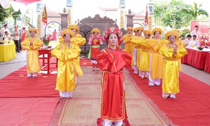  Lễ tưởng niệm được tổ chức trang trọng với các nghi thức tế lễ, dâng hương truyền thống.  