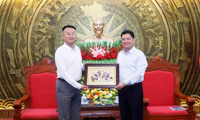 Đồng chí Nguyễn Hồng Thái tặng tranh dân gian Đông Hồ cho đại diện lãnh đạo doanh nghiệp.