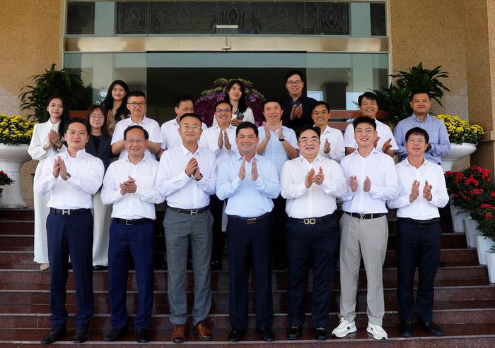 Các đại biểu chụp ảnh lưu niệm sau buổi làm việc.