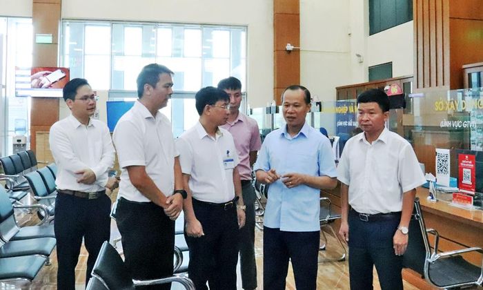  Đồng chí Mai Sơn kiểm tra công tác tiếp nhận, giải quyết thủ tục hành chính tại Trung tâm Phục vụ hành chính công thành phố. 