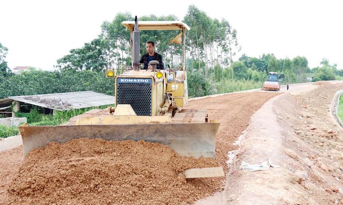 Nhà thầu thi công tuyến đường qua tổ dân phố Liên Tân Xuân, phường Bố Hạ. Ảnh: Sỹ Quyết.
