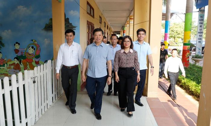  Đồng chí Đào Quang Khải và các đại biểu tham quan cơ sở vật chất trường học Trường Mầm non Bố Hạ. 