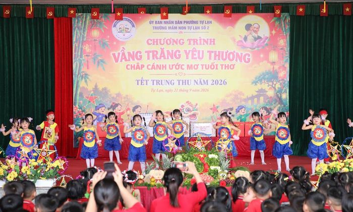  Học sinh Trường Mầm non Tự Lạn số 2 biểu diễn văn nghệ.  