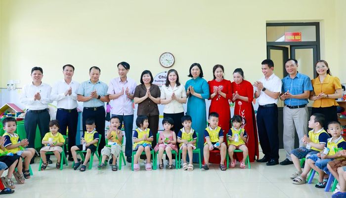  Đồng chí Lâm Thị Hương Thành thăm lớp học và tặng quà cho trẻ em Trường Mầm non Xuân Cẩm. 