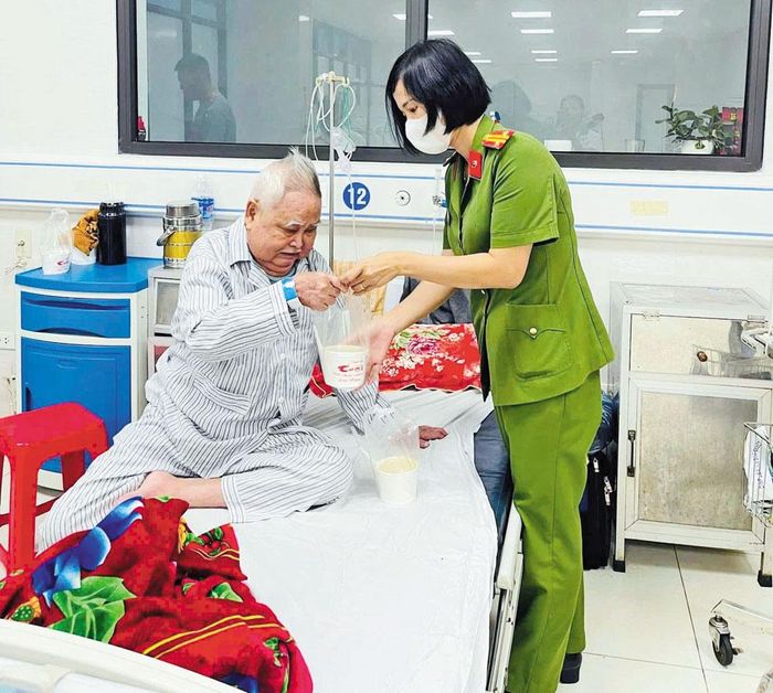 Trung tá Nguyễn Thị Thùy Dung, Công an phường Chũ mang cháo trao tặng người bệnh. 