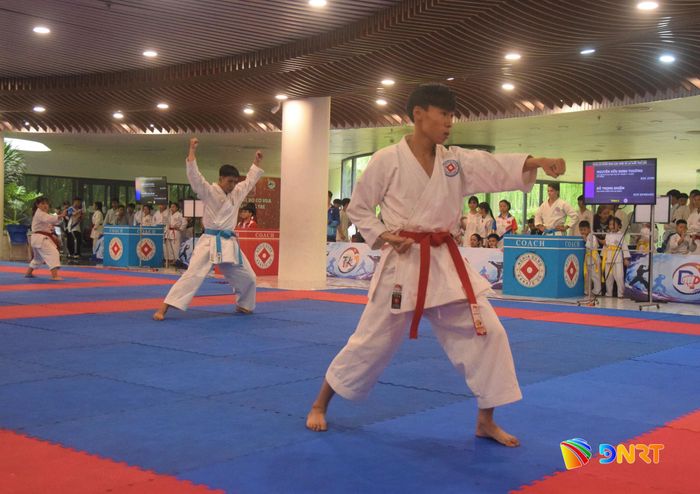 Vận động viên thi đấu nội dung quyền tại Giải các câu lạc bộ Nghĩa Dũng Karate phân đường Đà Nẵng 3 lần thứ nhất năm 2026. Ảnh: PHI NÔNG