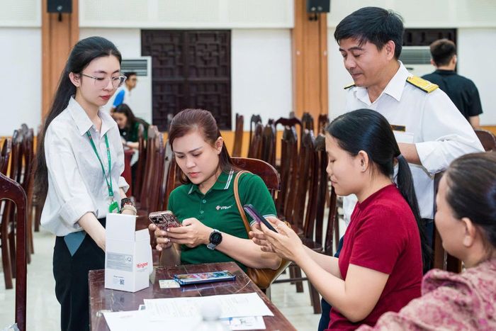 Công chức Thuế thành phố Đà Nẵng hỗ trợ doanh nghiệp, người dân thực hiện nghĩa vụ thuế. Ảnh: MAI QUẾ