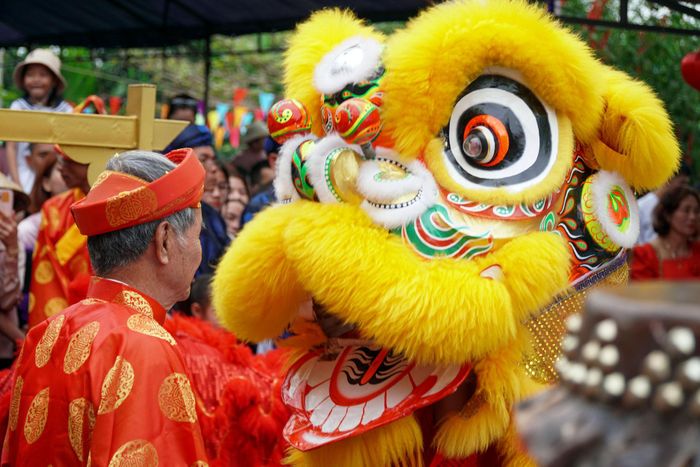 Chào hỏi người cao tuổi trước khi biểu diễn. Ảnh: ĐIỆN NGỌC