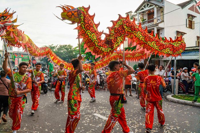 Những bước đi uyển chuyển tạo nên những khúc vòng lượn đẹp mắt của con rồng. Ảnh: ĐIỆN NGỌC