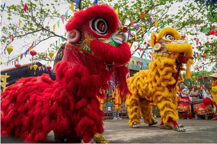 Song lân biểu diễn tại lễ hội. Ảnh: ĐIỆN NGỌC