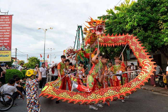 Những pha nhào lộn tuyệt đẹp. Ảnh: ĐIỆN NGỌC