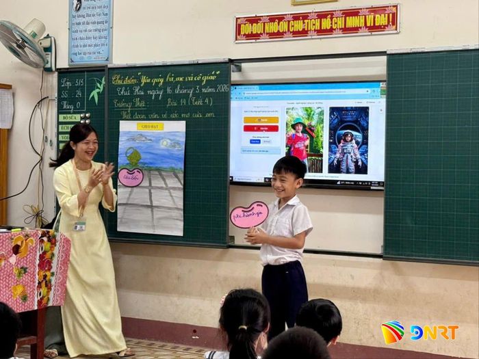 Học sinh Trường Tiểu học Hòa Phú hào hứng tham gia tiết học ứng dụng chuyển đổi số. Ảnh: H.V