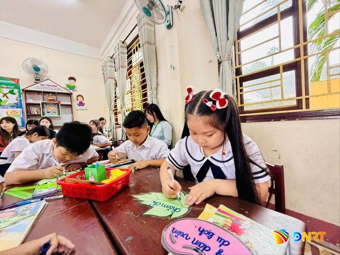 Học sinh Trường Tiểu học Hòa Phú hào hứng tham gia tiết học ứng dụng chuyển đổi số. Ảnh: H.V