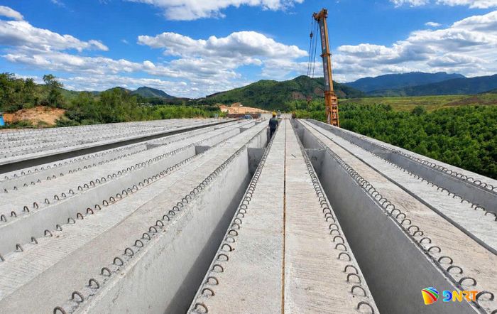 Các dầm cầu được đúc để phục vụ thi công. Ảnh: THÀNH LÂN