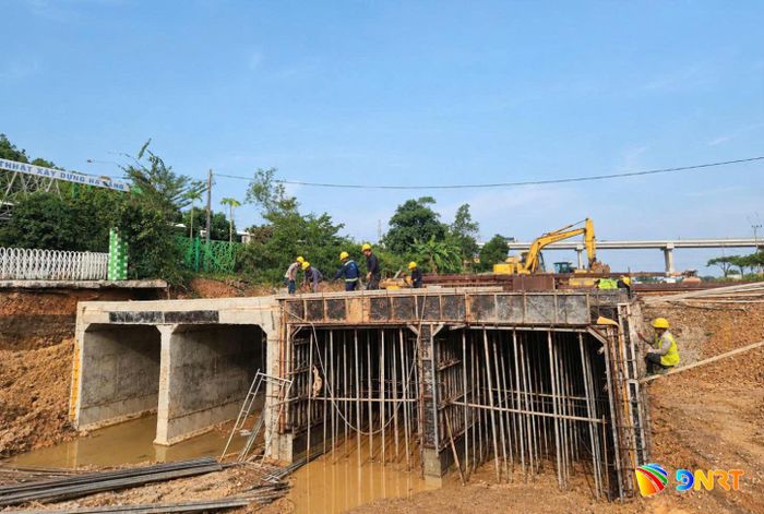 Thi công phần cống hộp. Ảnh: THÀNH LÂN