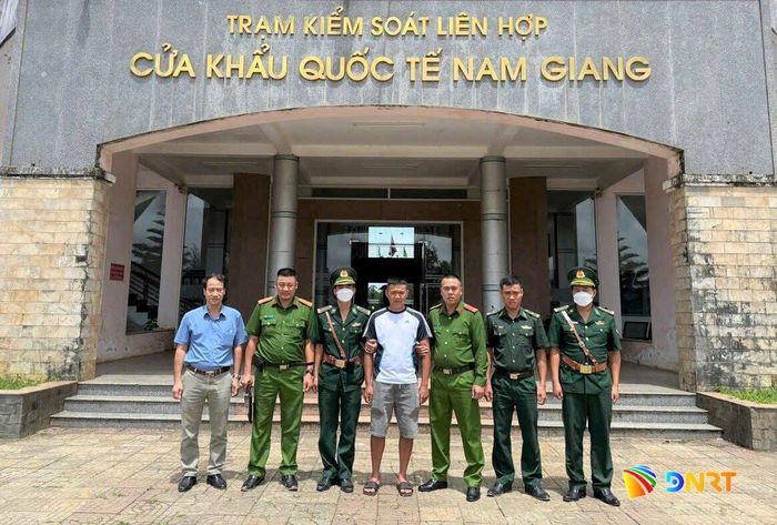 Lực lượng chức năng tiếp nhận Nguyễn Văn Mạnh tại Cửa khẩu quốc tế Nam Giang. Ảnh: BIÊN PHÒNG