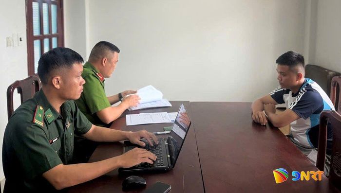 Lực lượng chức năng làm việc với Nguyễn Văn Mạnh. Ảnh: BIÊN PHÒNG