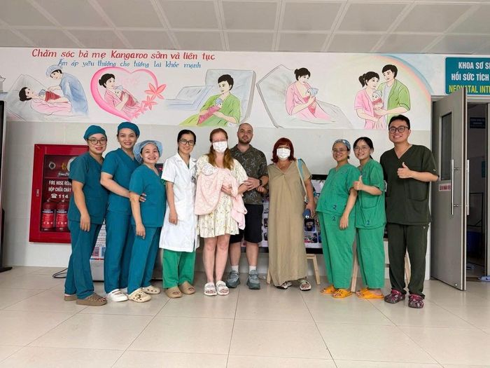 Vợ chồng sản phụ người Nga hạnh phúc trong vòng tay con gái bé bỏng trong ngày xuất viện. Ảnh: ĐVCC