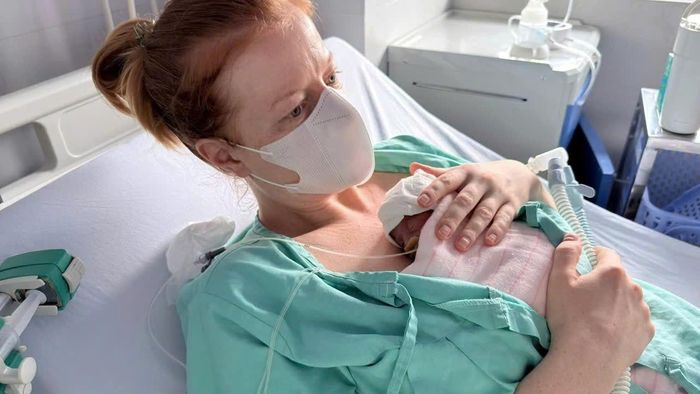 Sản phụ người Nga đã vượt qua nỗi sợ hãi để thực hiện chăm sóc kangaroo. Ảnh: ĐVCC