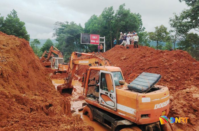 Xử lý sạt trượt đoạn tuyến Hồ Chí Minh qua địa bàn Đà Nẵng trong mùa mưa 2025. Ảnh: THÁNG PHAN