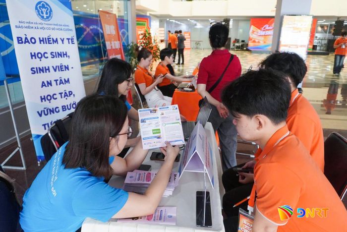 BHXH cơ sở Hòa Cường phối hợp với Phân hiệu Trường Đại học FPT tại thành phố Đà Nẵng tổ chức tuyên truyền, tư vấn chính sách bảo hiểm y tế học sinh sinh viên. Ảnh: LÊ PHẠM