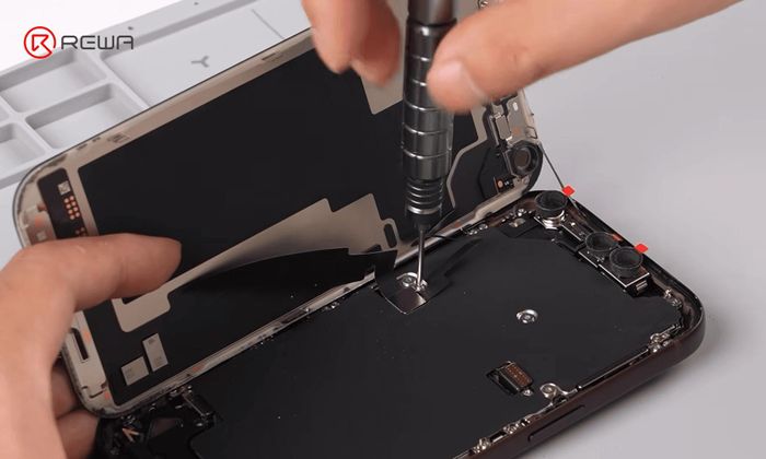 'Mổ bụng' iPhone 18 Pro khám phá nội thất. Ảnh: REWA Technology