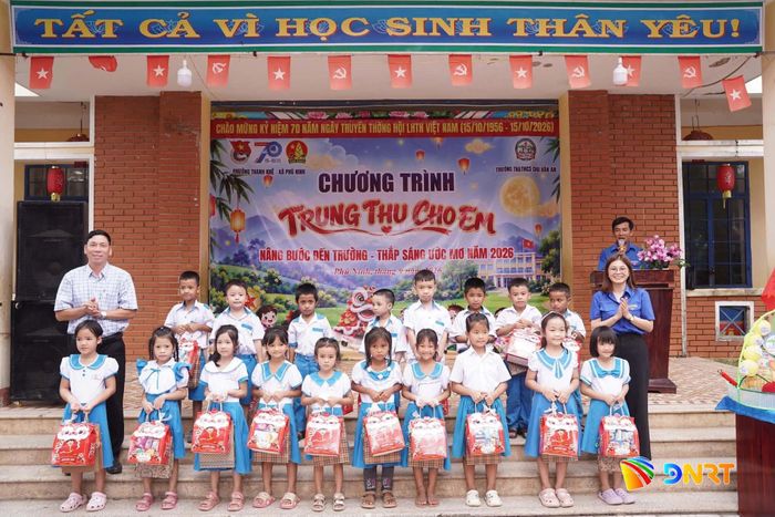 Chương trình mang đến những món quà ý nghĩa, góp phần nối dài sự sẻ chia và đồng hành cùng thiếu nhi.
