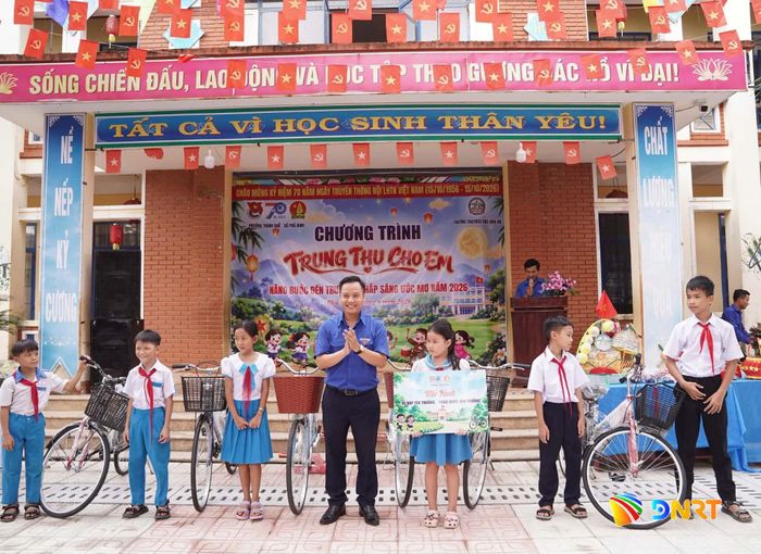Trao tặng xe đạp, tiếp thêm niềm vui và động lực để học sinh có hoàn cảnh khó khăn đến trường.