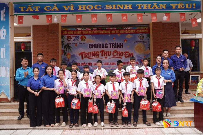 Đại diện các đơn vị trao quà Trung thu cho học sinh Trường Tiểu học và THCS Chu Văn An.