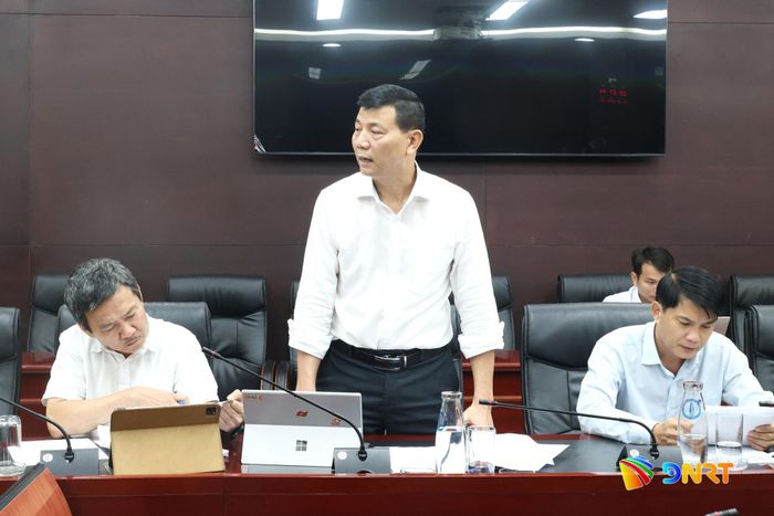 Đại diện Ban Quản lý dự án đầu tư xây dựng các công trình dân dụng, công nghiệp và hạ tầng kỹ thuật Đà Nẵng báo cáo tại buổi làm việc. Ảnh: NGỌC HÀ