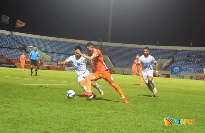 SHB Đà Nẵng (áo cam) tự tin bước vào quãng nghỉ sau 2 chiến thắng liên tiếp tại V-League và Cúp quốc gia. Ảnh: THÀNH DANH