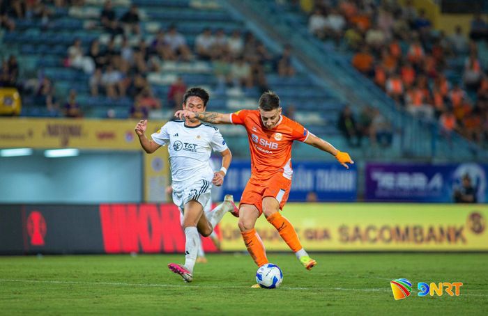 SHB Đà Nẵng (bên phải) thi đấu nỗ lực trước Hà Nội. Ảnh: THẮNG VIC