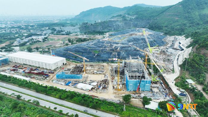 Dự án Nhà máy đốt rác phát điện tại Khánh Sơn đang trong quá trình thi công. Ảnh: PHAN VINH