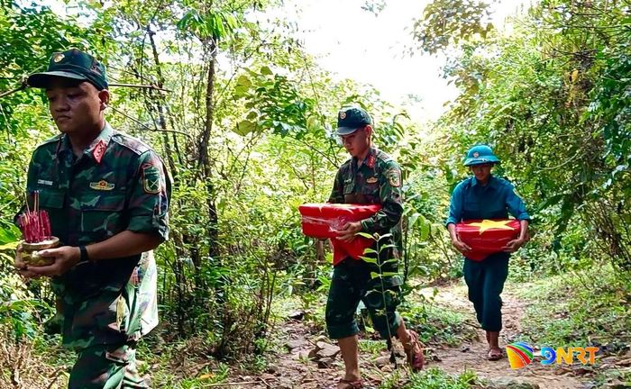 Cán bộ, chiến sĩ chuyển hài cốt liệt sĩ về địa điểm tập kết. Ảnh: MINH THÔNG
