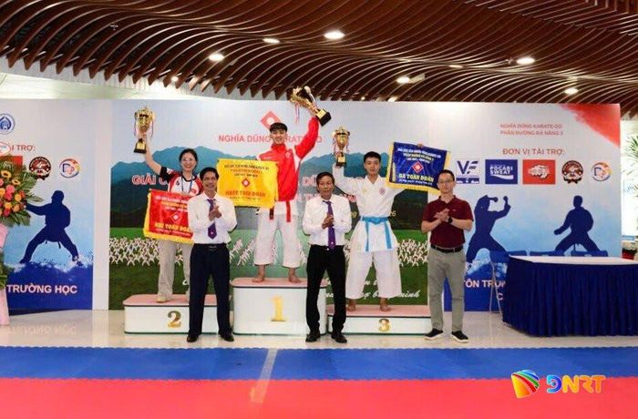 Ban tổ chức trao giải toàn đoàn cho các đơn vị xuất sắc. Ảnh: THÀNH DANH