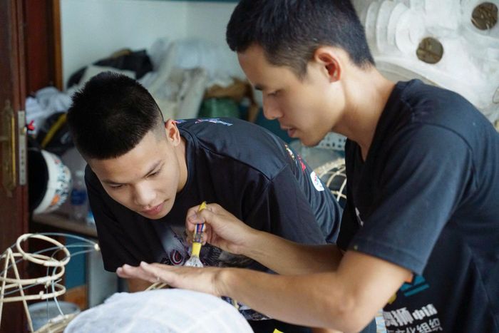 Khung lân sau khi hoàn thiện được chuyển sang công đoạn bọc vải màn và đắp giấy. Ảnh: TRÂM ANH - HỮU TRUNG