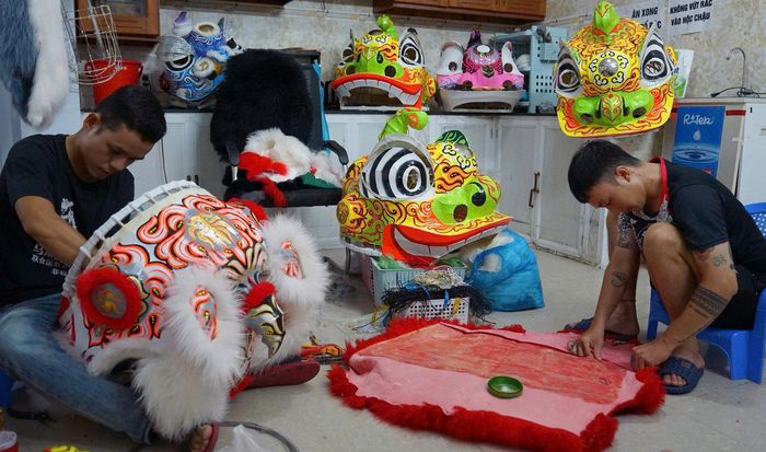 Hiện xưởng chế tác ba dòng đầu lân chính gồm Phật Sơn, Hạc Sơn và Phật Hạc. Mỗi dòng lân có đặc điểm tạo hình riêng, thể hiện qua khuôn miệng, sừng, đường nét và phong cách trang trí. Ảnh: TRÂM ANH - HỮU TRUNG