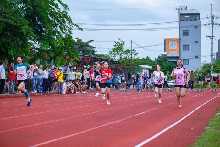 Vận động viên thi đấu tại Giải điền kinh Đại hội Thể dục thể thao thành phố Đà Nẵng lần thứ X, năm 2026. Ảnh: BẢO LÂM