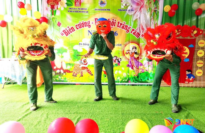 Cán bộ, chiến sĩ Đồn Biên phòng Đắc Pring trình diễn tiết mục múa lân, phục vụ trẻ em biên giới. Ảnh: VĂN VINH