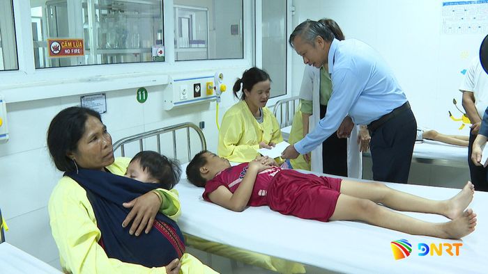 Phó Chủ tịch HĐND thành phố Đoàn Ngọc Hùng Anh thăm hỏi, tặng quà thiếu nhi đang điều trị tại Bệnh viện Phụ sản - Nhi Quảng Nam. Ảnh: QUỐC THÀNH