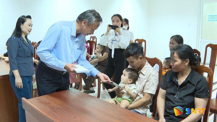 Phó Chủ tịch HĐND thành phố Đoàn Ngọc Hùng Anh tặng quà thiếu nhi tại Bệnh viện Phụ sản - Nhi Quảng Nam. Ảnh: QUỐC THÀNH