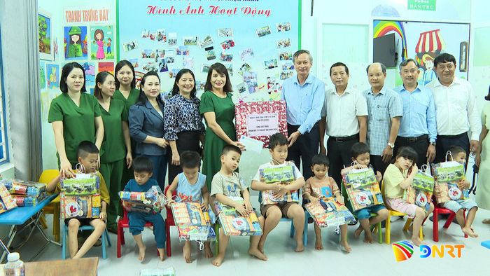 Đoàn công tác tặng quà thiếu nhi đang sinh hoạt tại cơ sở bảo trợ xã hội Thiện Nhân. Ảnh: QUỐC THÀNH