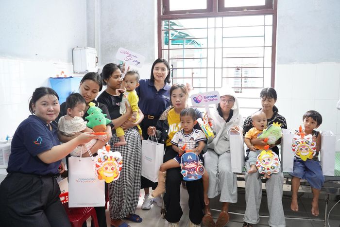 Tổ chức VinaCapital Foundation trao quà Trung thu cho bệnh nhân nhi tại Trung tâm Y tế khu vực Đông Giang. Ảnh: NGỌC VY