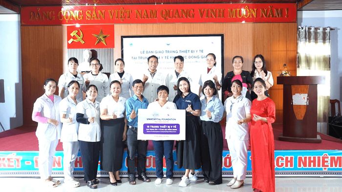 Tổ chức VinaCapital Foundation trao tặng 15 trang thiết bị y tế thiết yếu cho Trung tâm Y tế khu vực Đông Giang. Ảnh: NGỌC VY