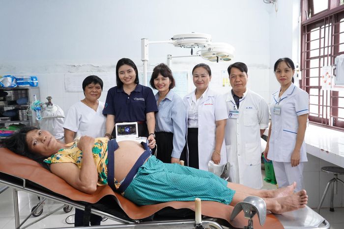 Thử nghiệm theo dõi tim thai bằng Monitor sản khoa cho thai phụ. Ảnh: NGỌC VY