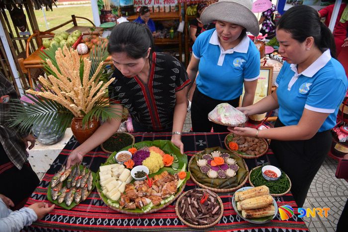 Quảng bá ẩm thực Cơ Tu với du khách. Ảnh: XUÂN DŨNG